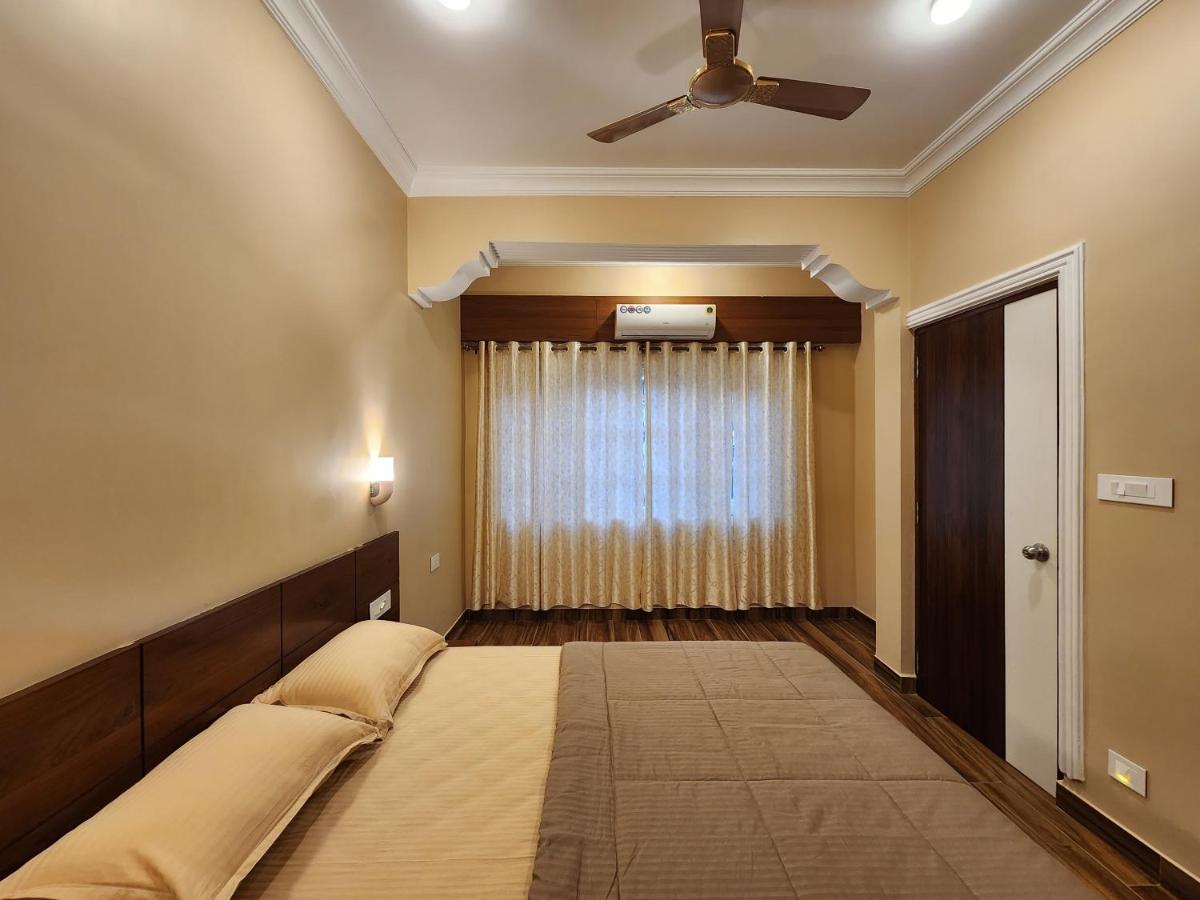 The Royal Oasis Goa होटल के अलावा *