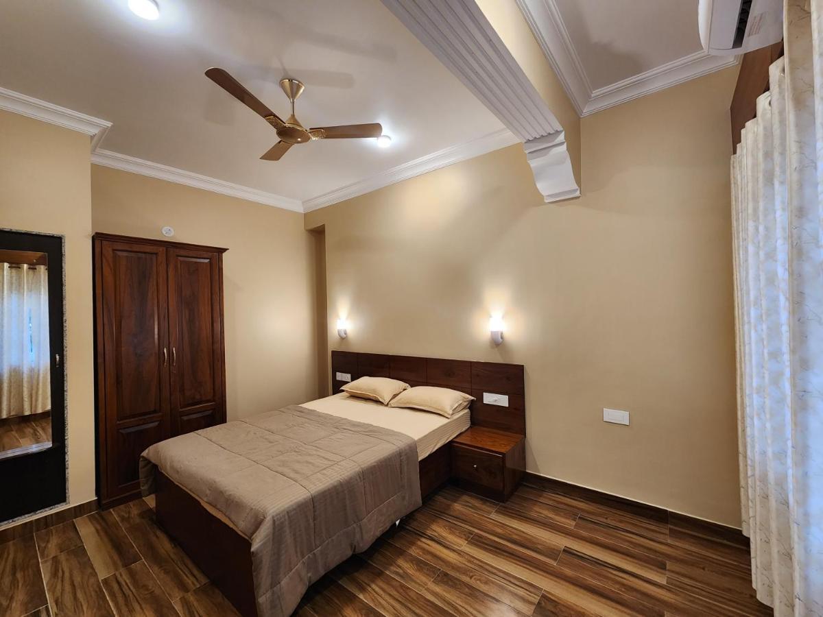 The Royal Oasis Goa होटल के अलावा *